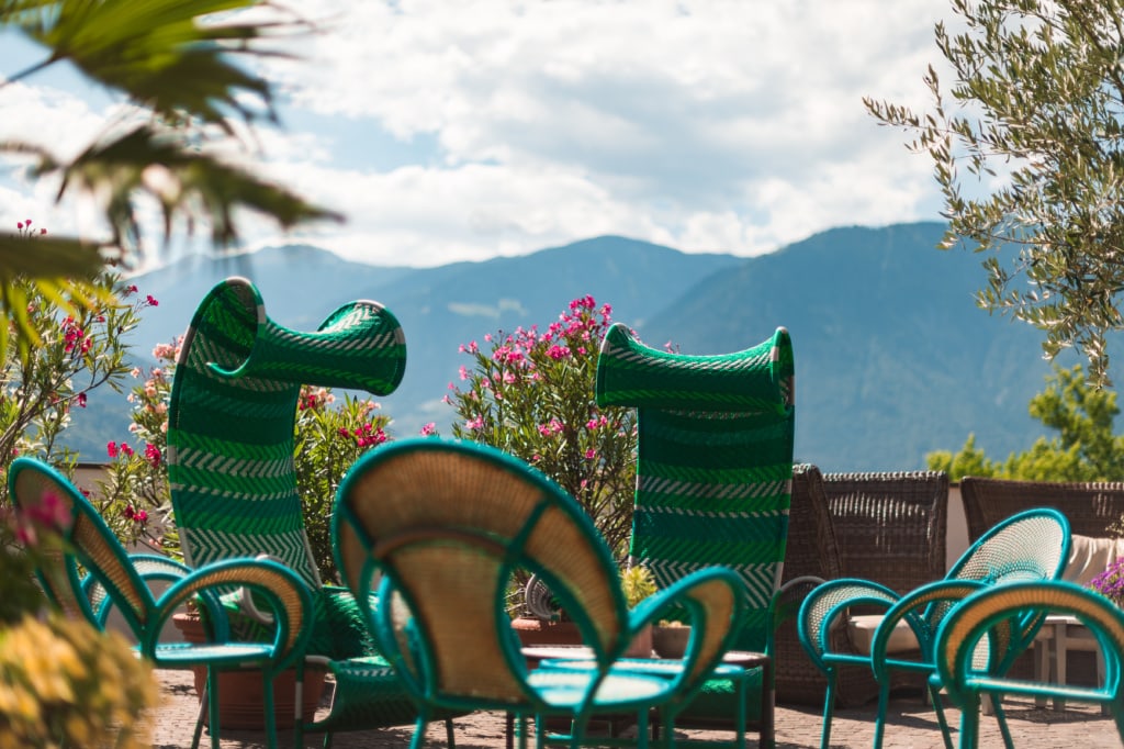 Design und Architektur in Südtirol: Hotel Muchele, Terrasse mit Moroso-Sessel