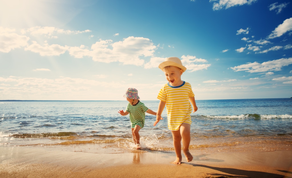 Urlaubsstress für Eltern: Kinder am Strand
