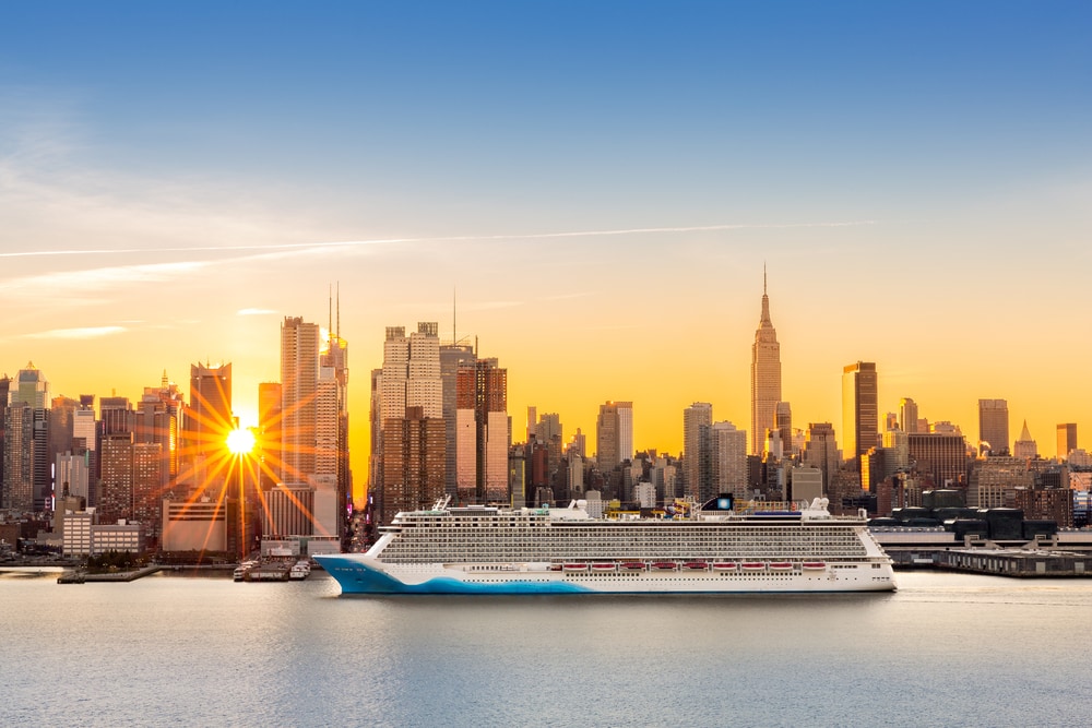 Kreuzfahrt-Schiff auf dem Hudson River in Manhattan