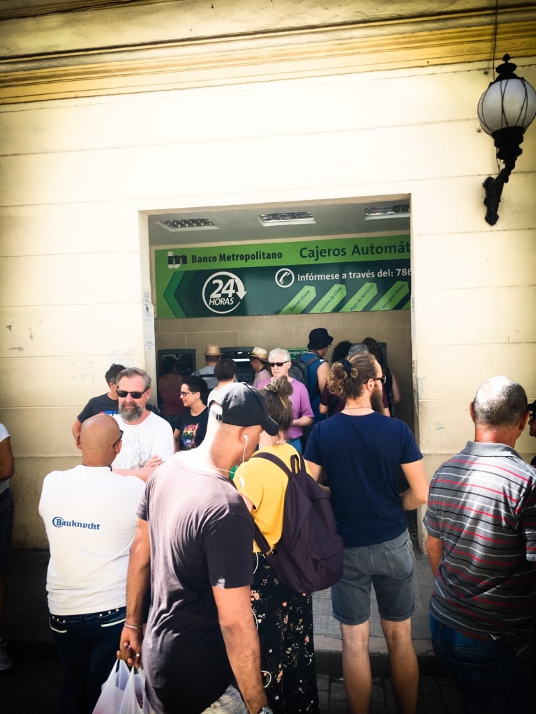 Menschen vor Geldautomaten in Havanna, Kuba