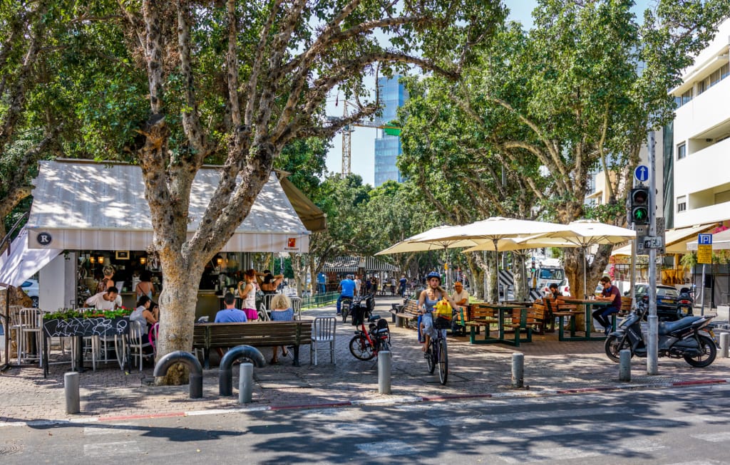 Cafe auf dem Rothschild Boulevard in Tel Aviv