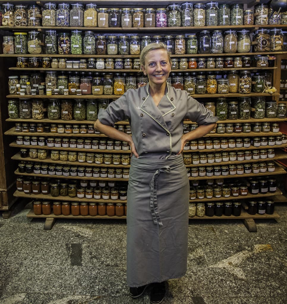 Restaurant Onkel Taa - Janett, die mittlere Koechin eine passionierte Kraeuterfachfrau