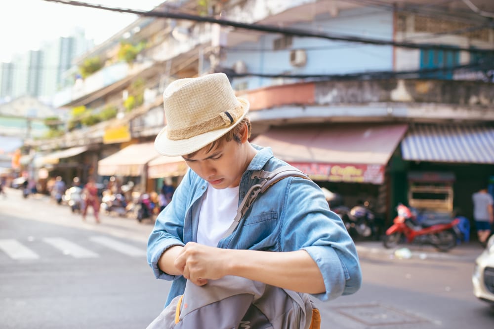 Tourist im Rucksack suchend