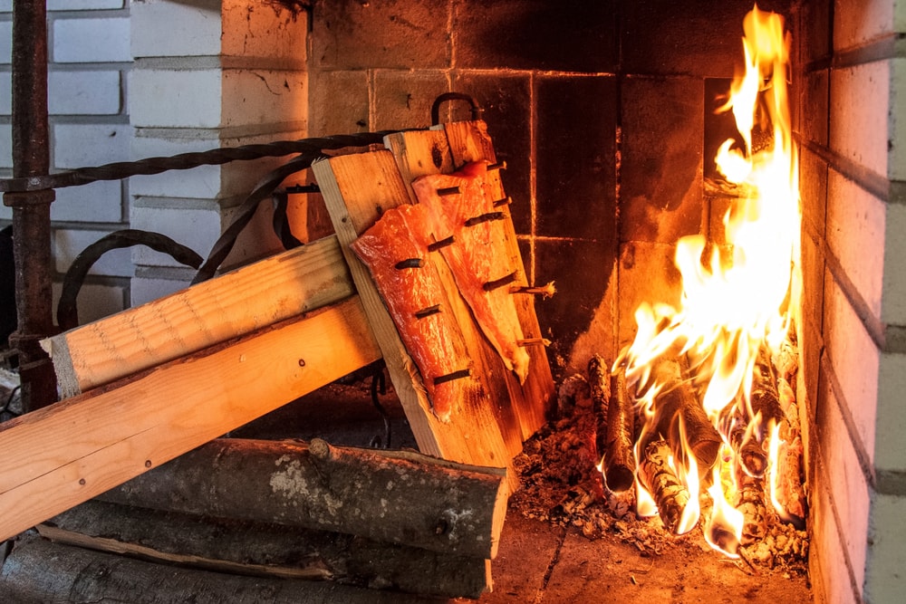 Finnischer Räucherlachs über Flamme