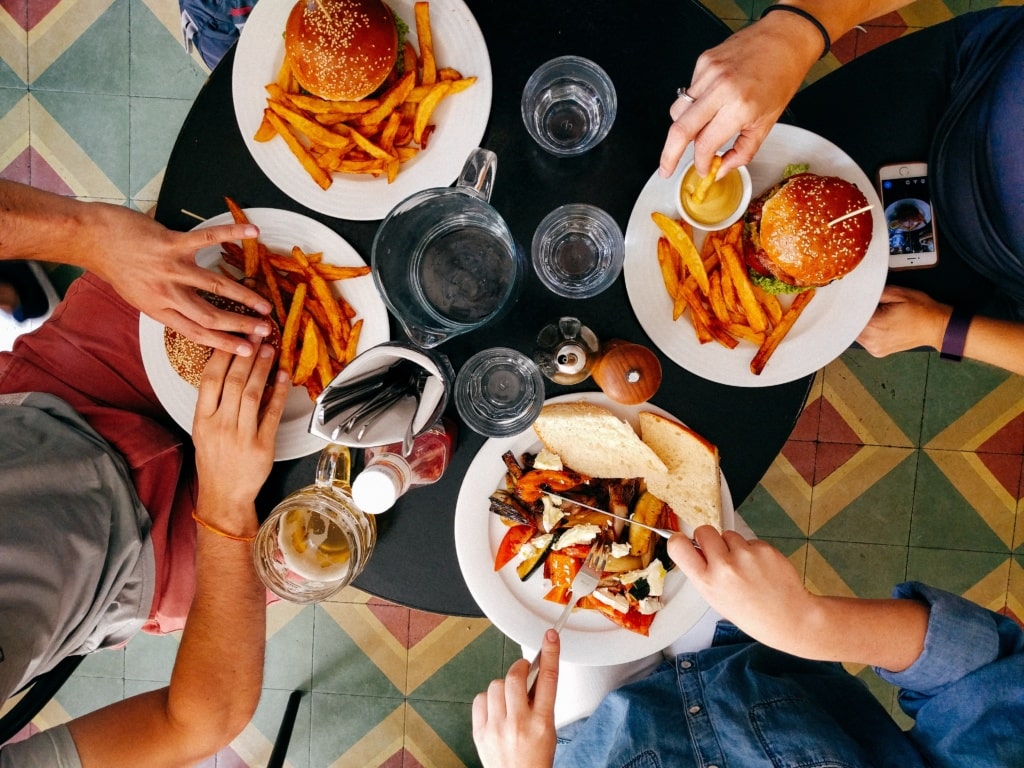 Freunde beim Burger essen im Restaurant