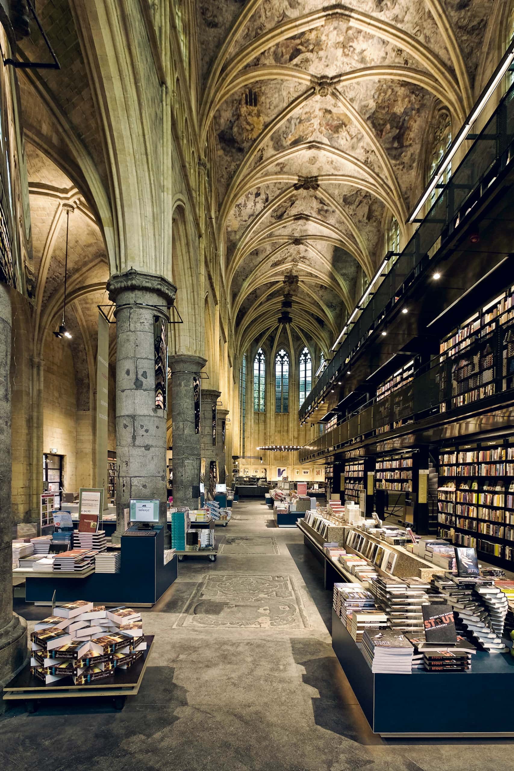 Der Dominicanen Boekhandel befindet sich im Inneren einer Kirche