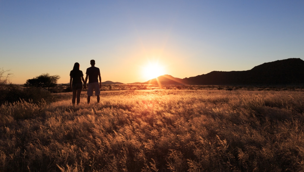 Paar in Wüste von Namibia