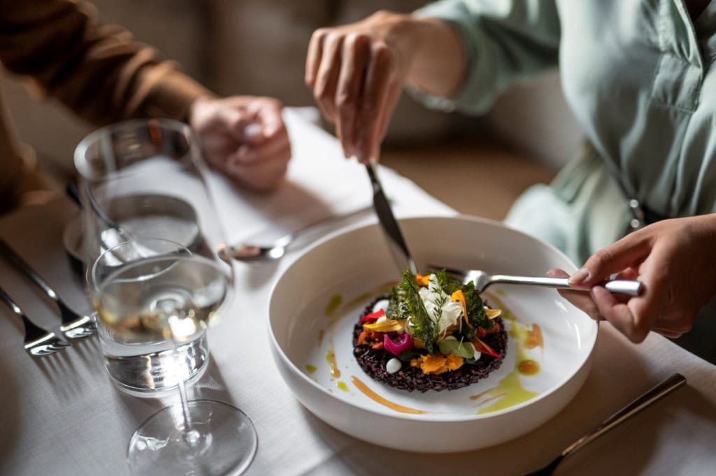 Nahaufnahme eines hübsch dekorierten Teller Essen in Südtirol