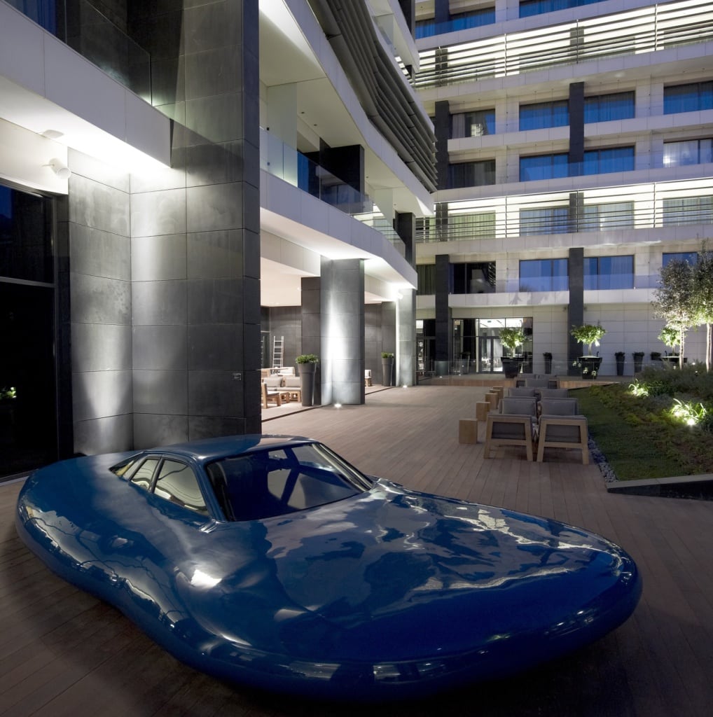 Im Innenhof des Design Hotels The MET steht ein verschmolzener Porsche aus den 30er Jahren.