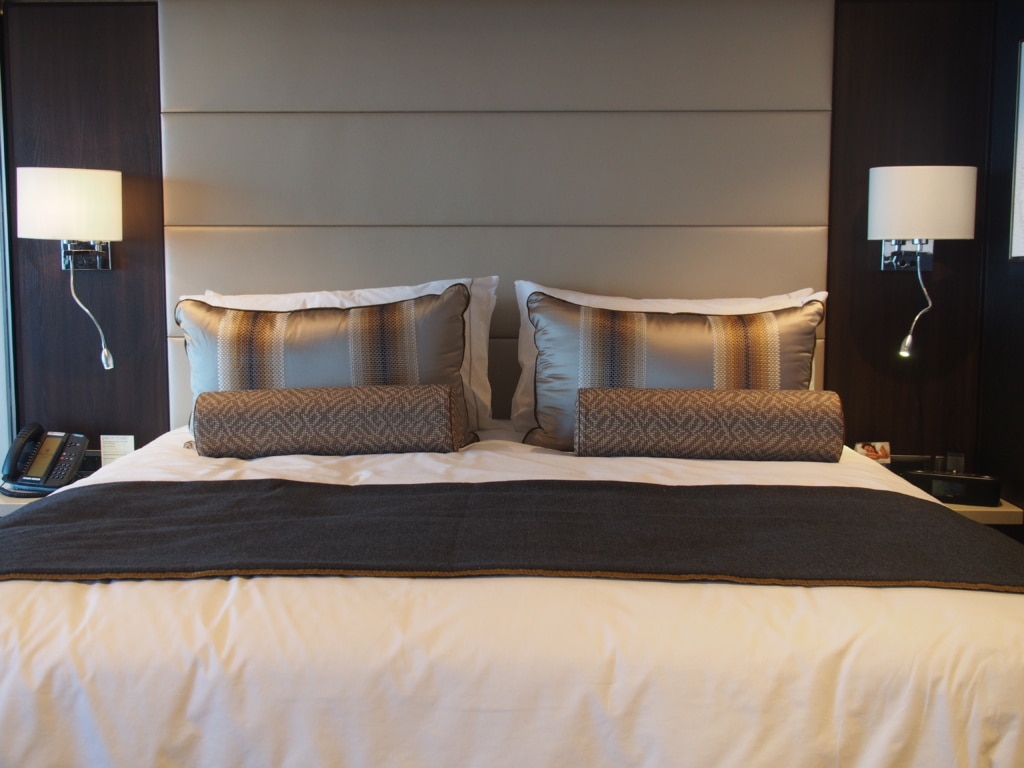 Bett in einer Suite auf der Norwegian Bliss