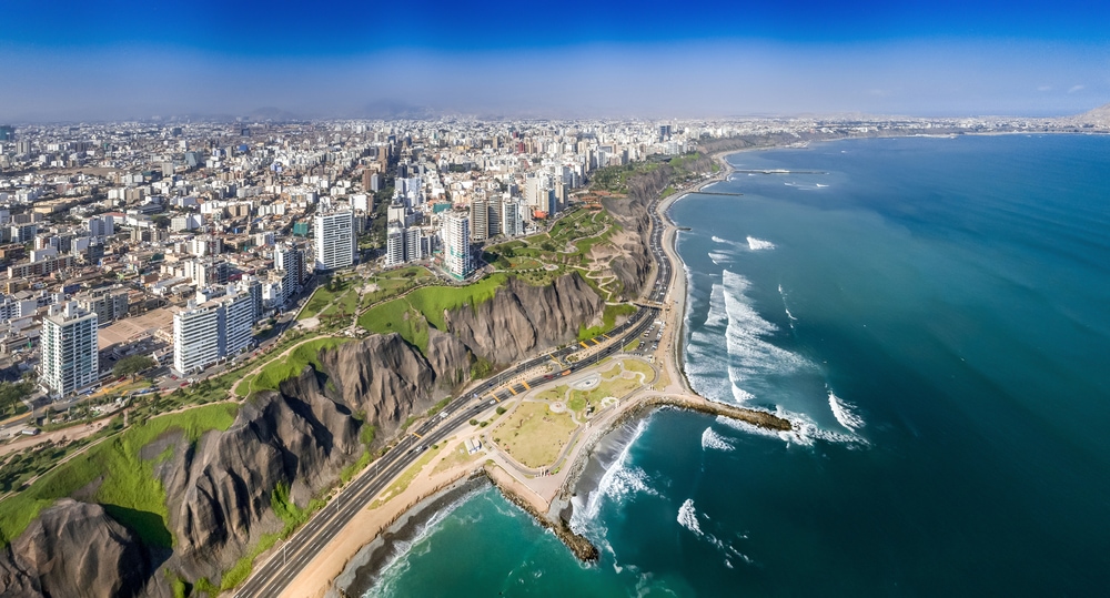 Lima von oben mit den Hochhäusern Miraflores und Küste