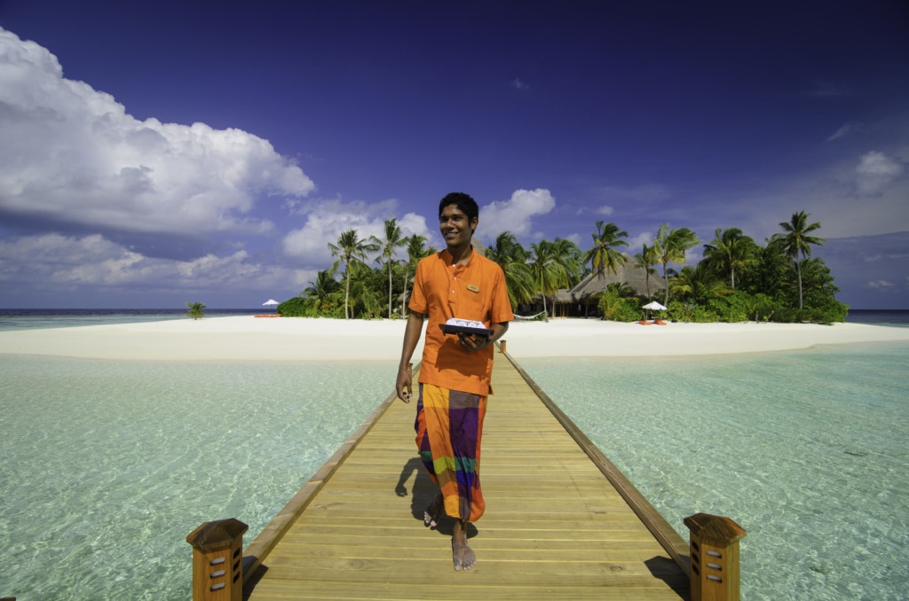 Angestellter im Mirihi Island Resort