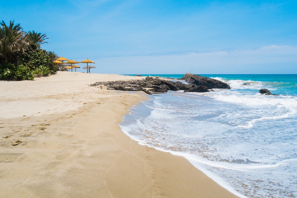 Feiner Sandstrand von Mancora direkt am Meer
