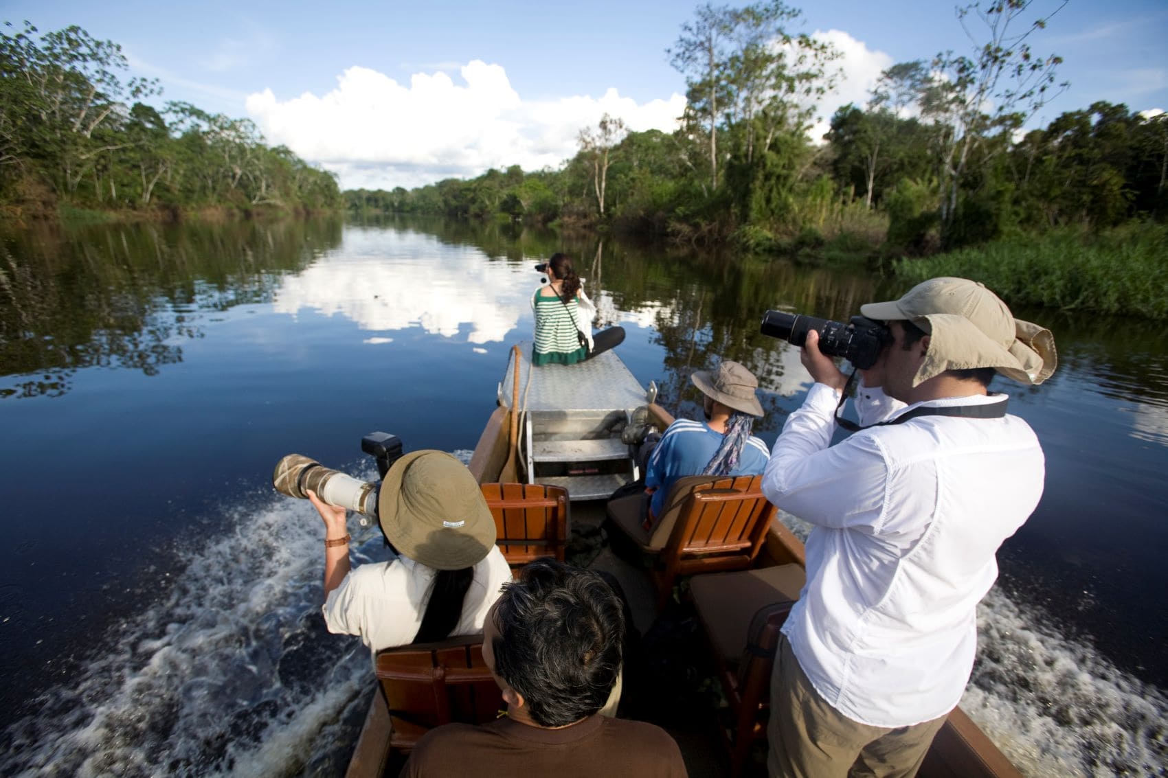 Touristen auf Safari-Bootstour in Amazonasregion in Peru 