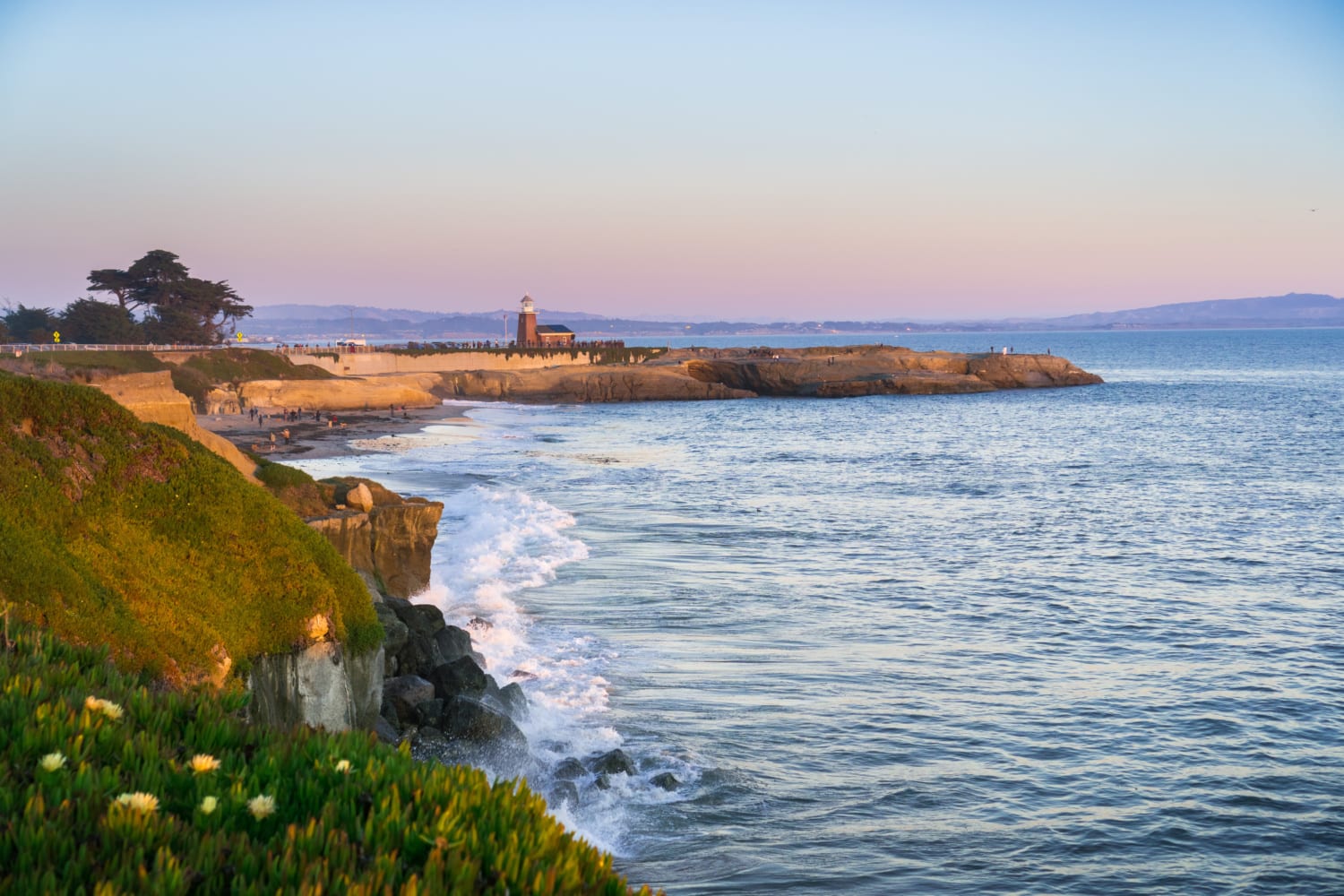 Die Küste von Santa Cruz ist rau - und bietet beste Vorraussetzungen zum Surfen.