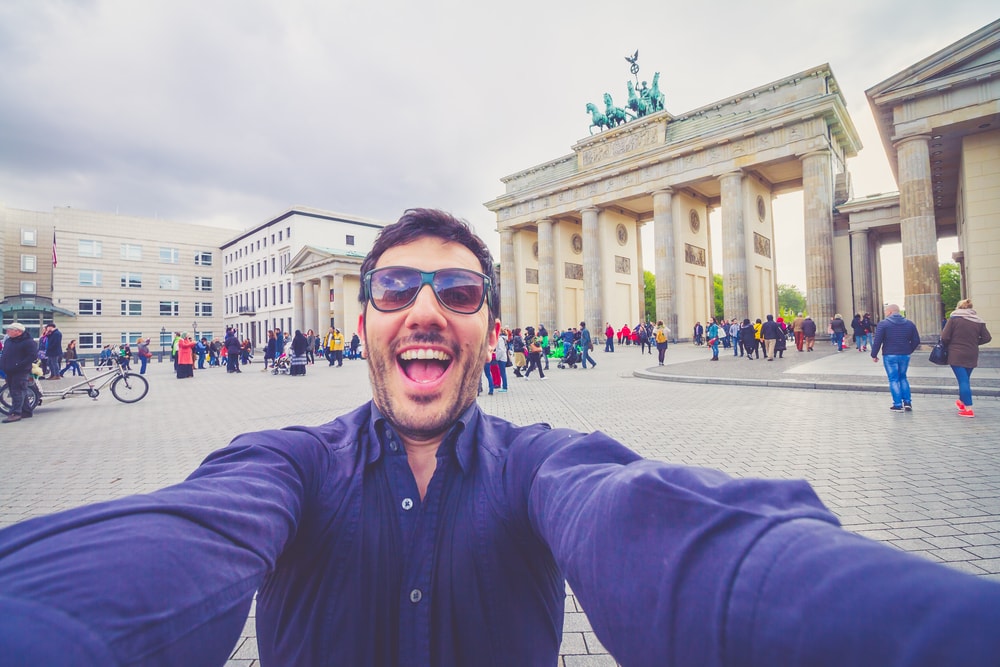 Selfie vor dem Brandenburger Tor in Berlin