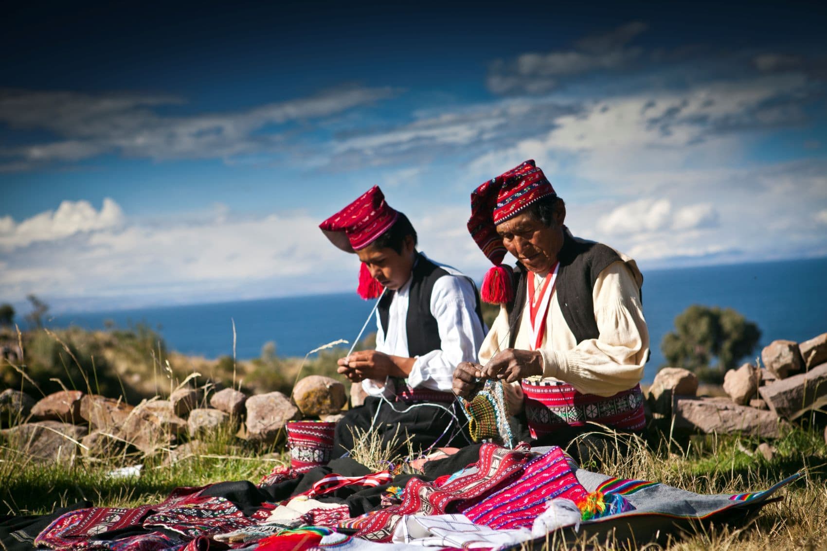 Traditionelle Weber auf Taquile am Titicacasee in Peru