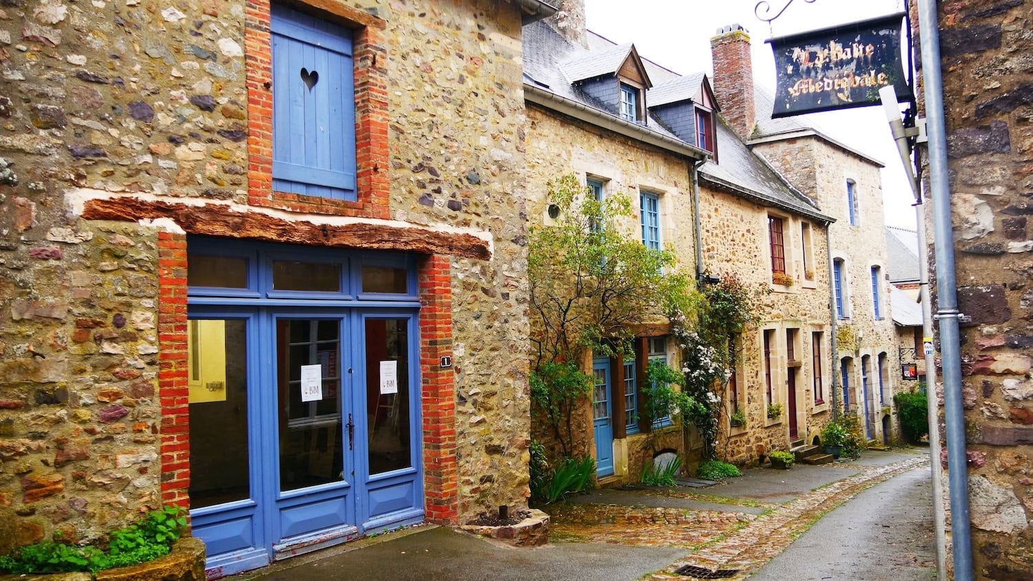 Saintes Suzanne, eines der schönsten Dörfer in Frankreich