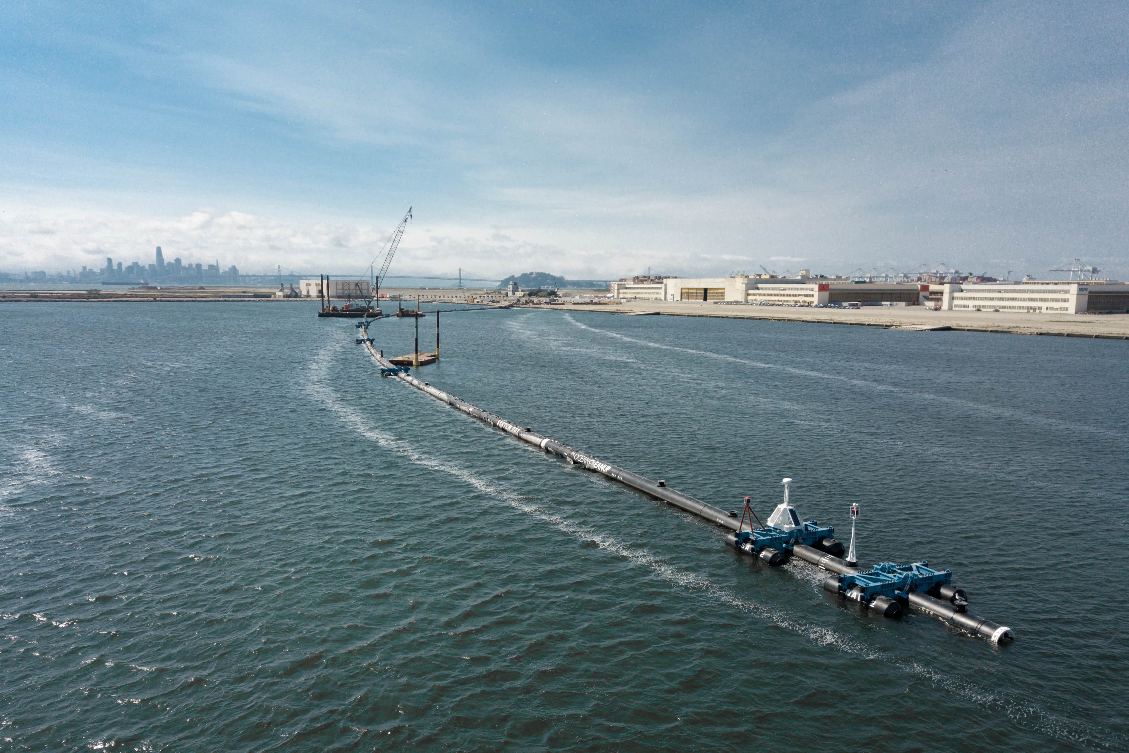 Pipeline aus Rohren im Meer mit Kränen