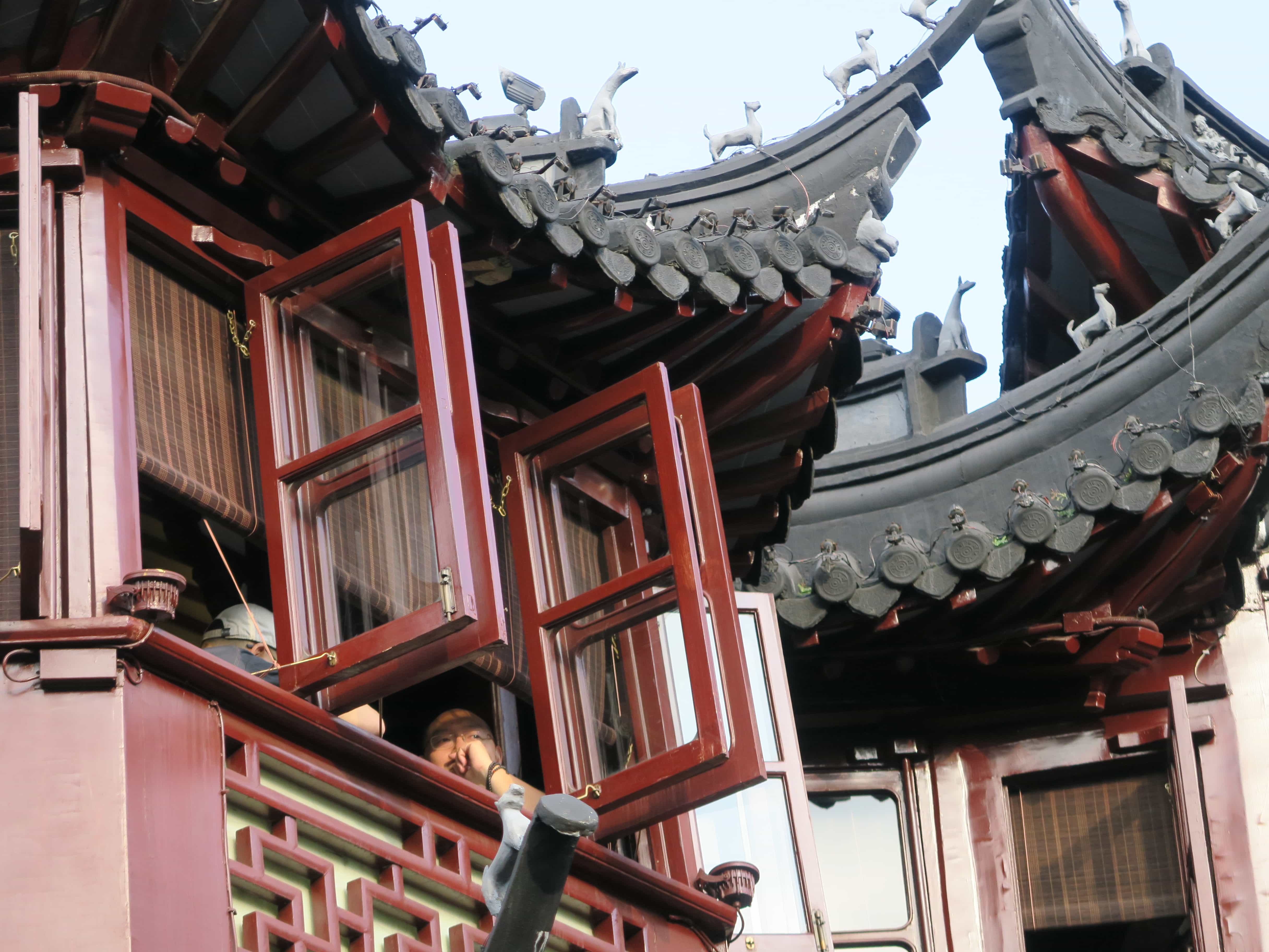Traditioneller roter Pavillon mit Ornamenten