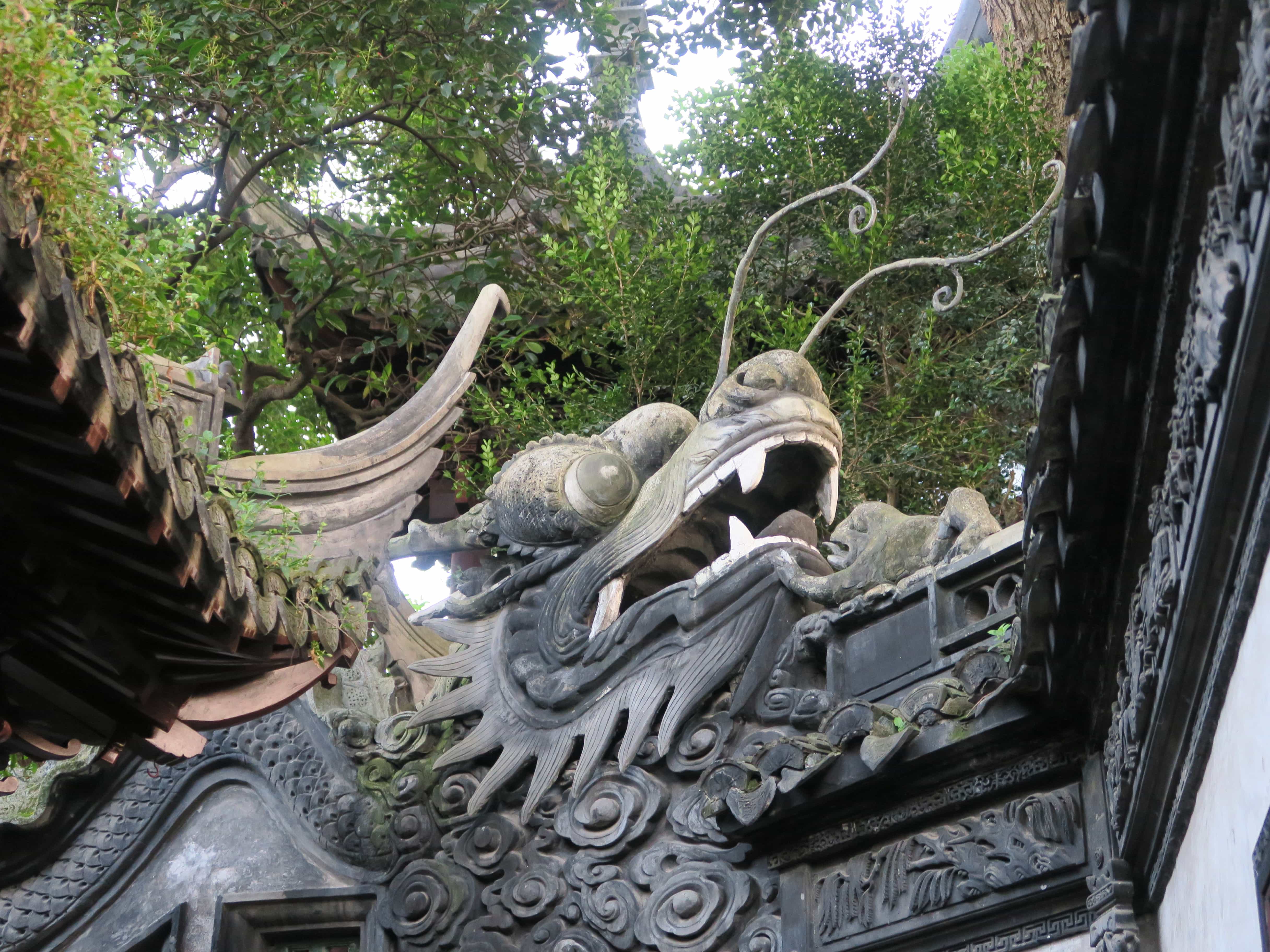 Großer Drachenkopf aus Stein an Pavillon