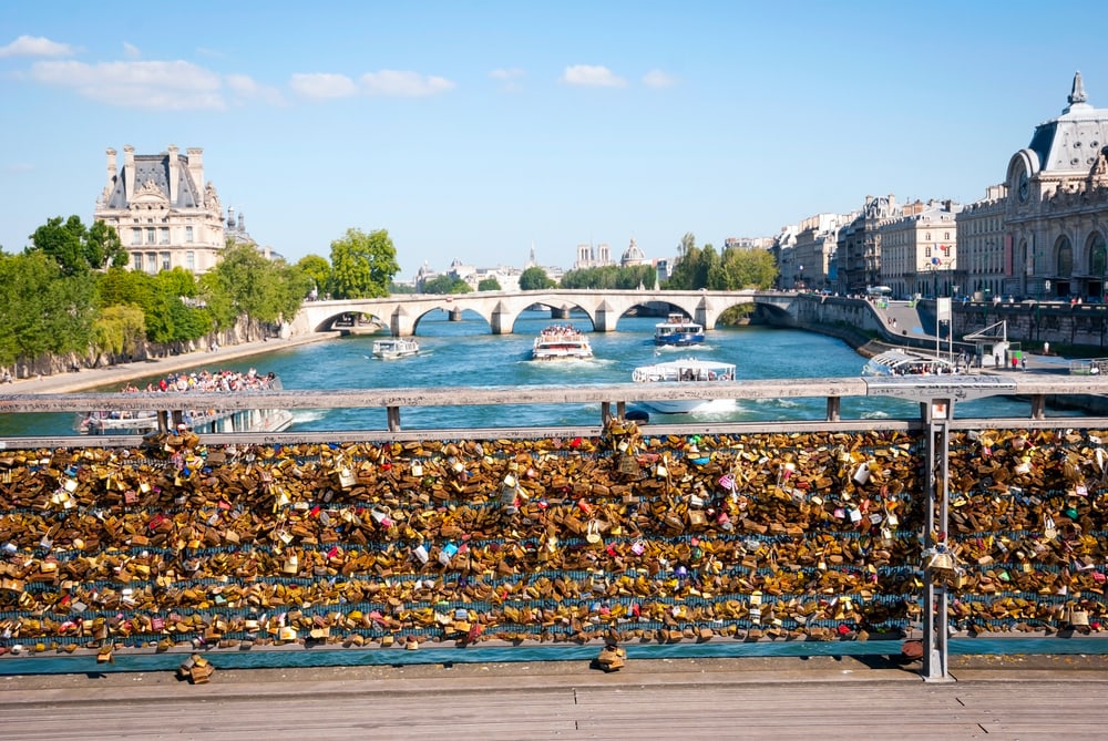 Pont des Arts in Paris mit Blick auf die Seine und die Liebesschlösser