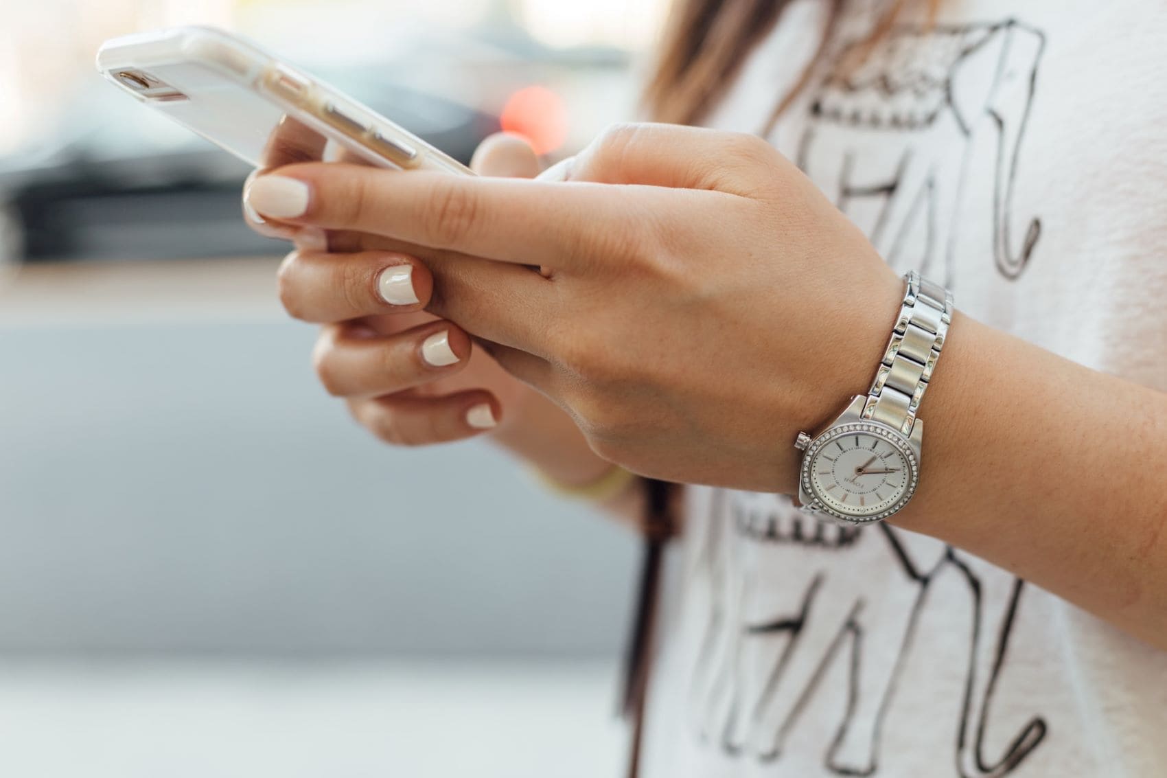 Frau tippt auf Handy 