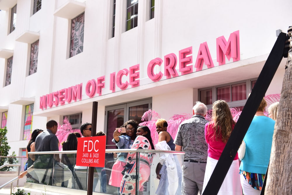Viele Menschen versammelt vorm Museum of ice cream
