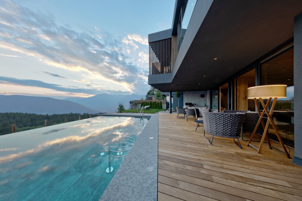 Infinity-Pool in einer Bergvilla im Hotel Chalet Mirabell