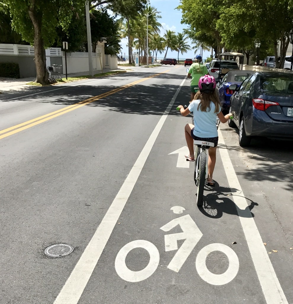 Fahrradfahren auf Key West: Kind fährt Fahrrad auf Straße auf Key West