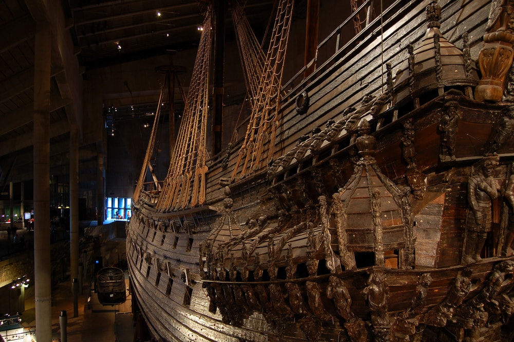 Altes Schlachtschiff in dunklem Raum