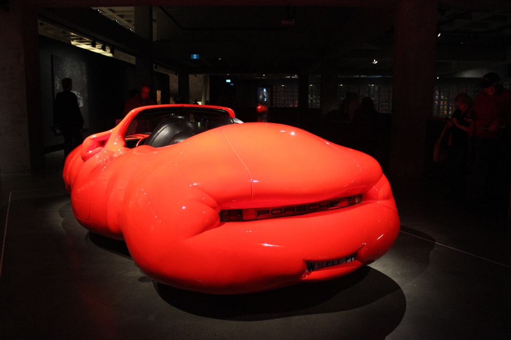 Deformiertes rotes Ausstellungsauto 