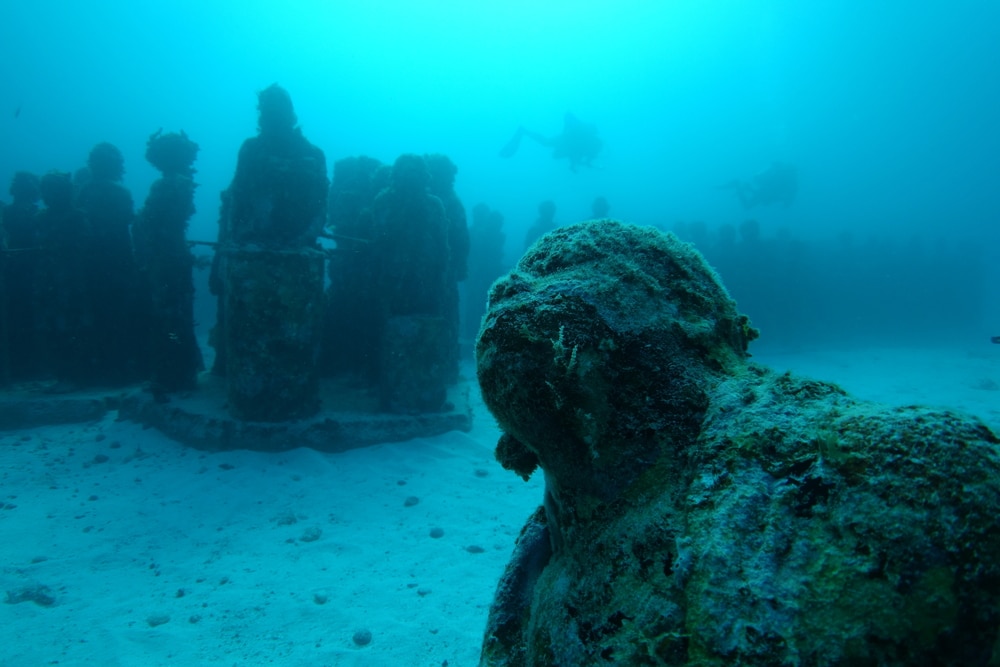 Statuen unter Wasser im Ozan