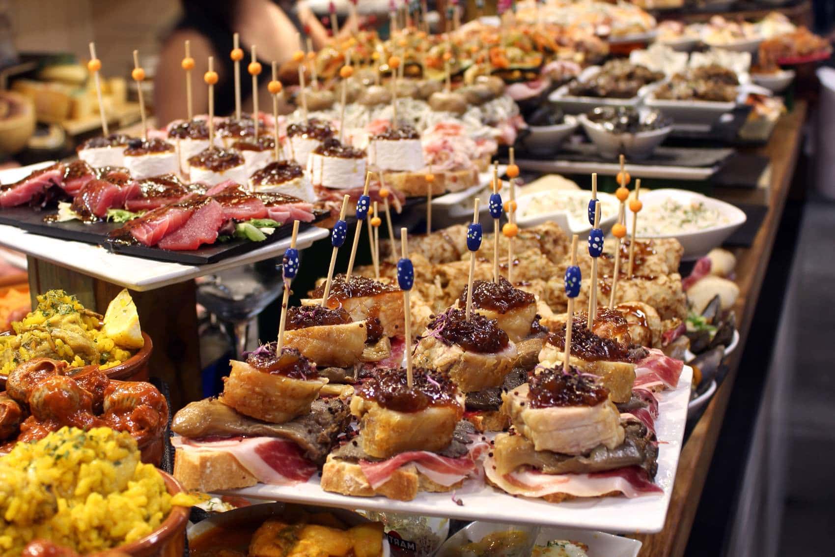 Verschiedene Pinchos in Buffetform