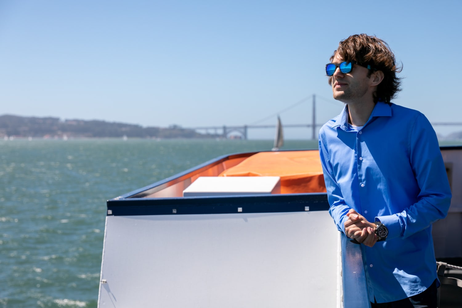 Junger Mann mit Sonnenbrille auf Boot