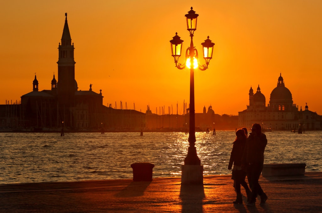 Der Sonnenuntergang an der Lagune in Venedig ist Kitsch pur, wir zeigen euch wo er am schönsten ist. 