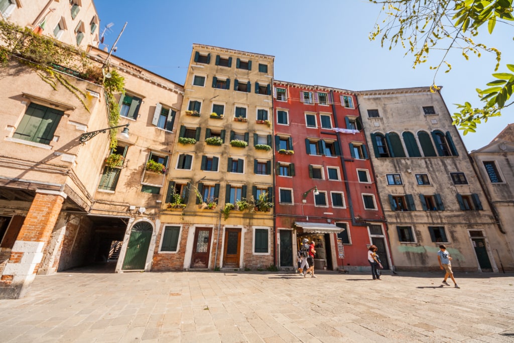 In dem ehemaligen jüdischen Ghetto von Venedig herrscht heute authentisch venezianisches Treiben. 