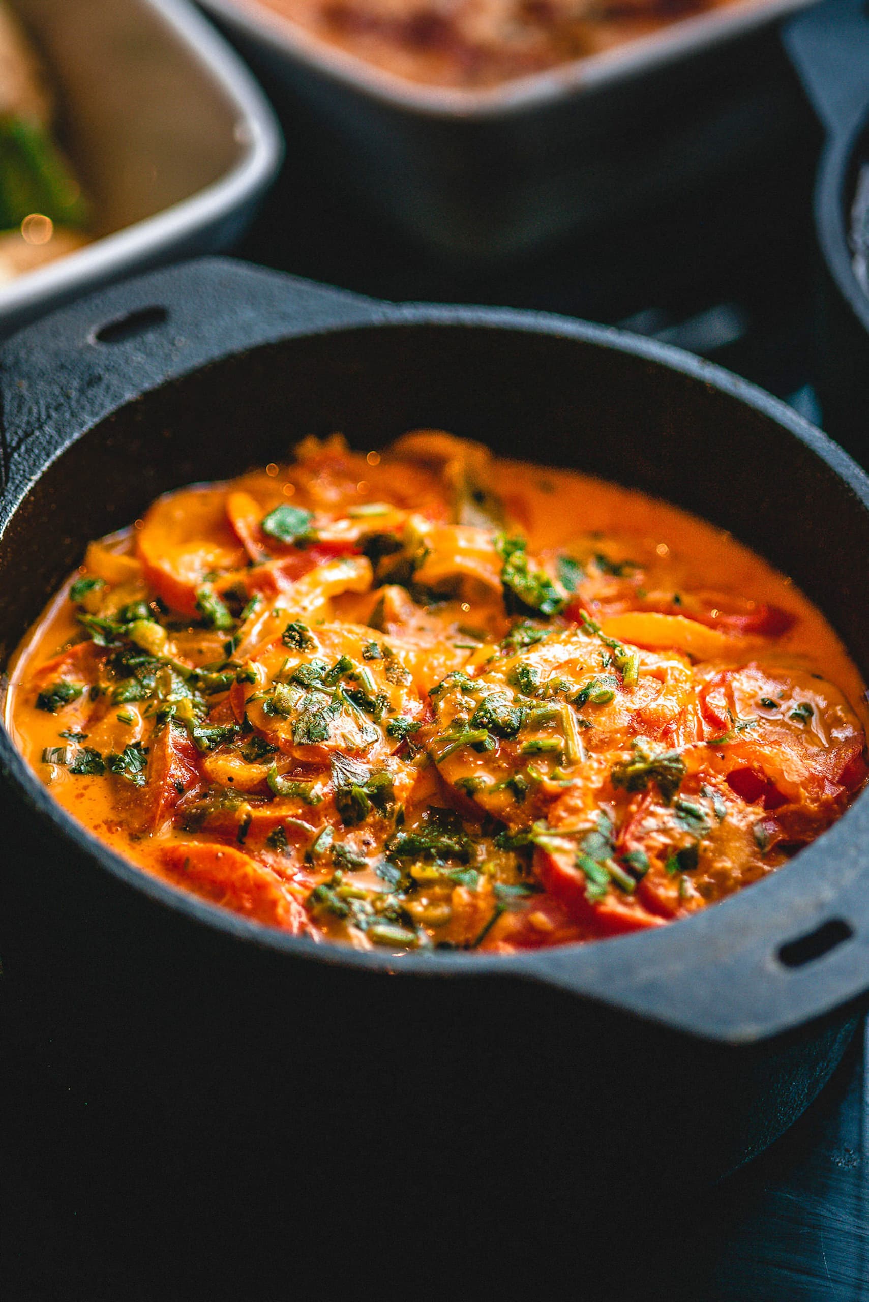 Moqueca - ein brasilianisches Gericht aus Kokosmilch mit Fisch und Paprika