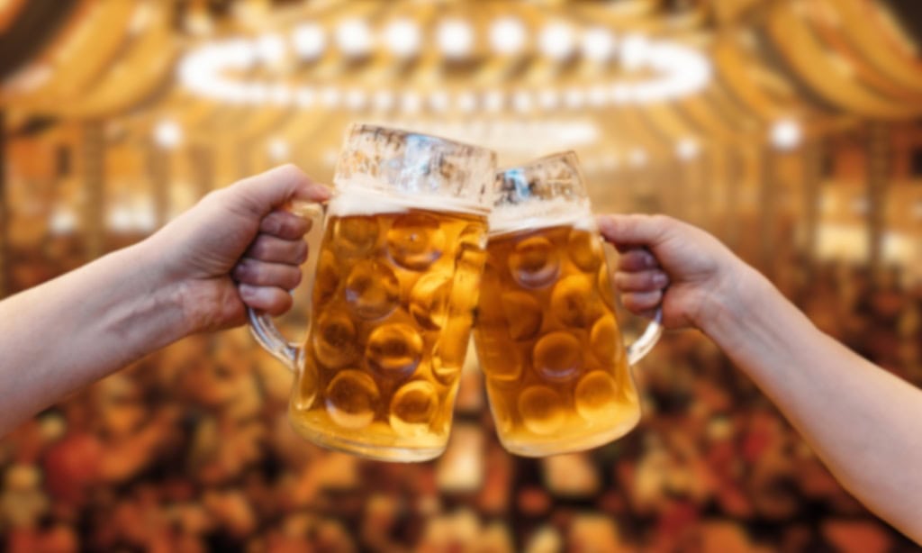 Maßkrüge auf dem Oktoberfest
