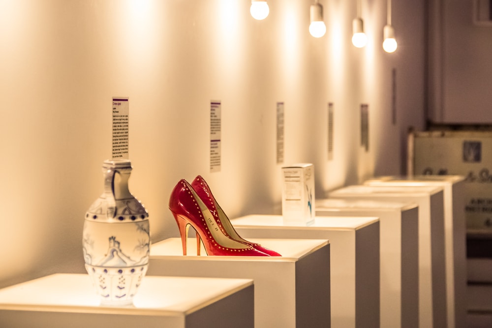 Porzellanvase, Schuhe und weitere Ausstellungsstücke