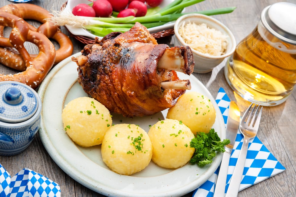 Bayrischer Speisentisch mit Knödeln, Haxe, Brezel und Bier