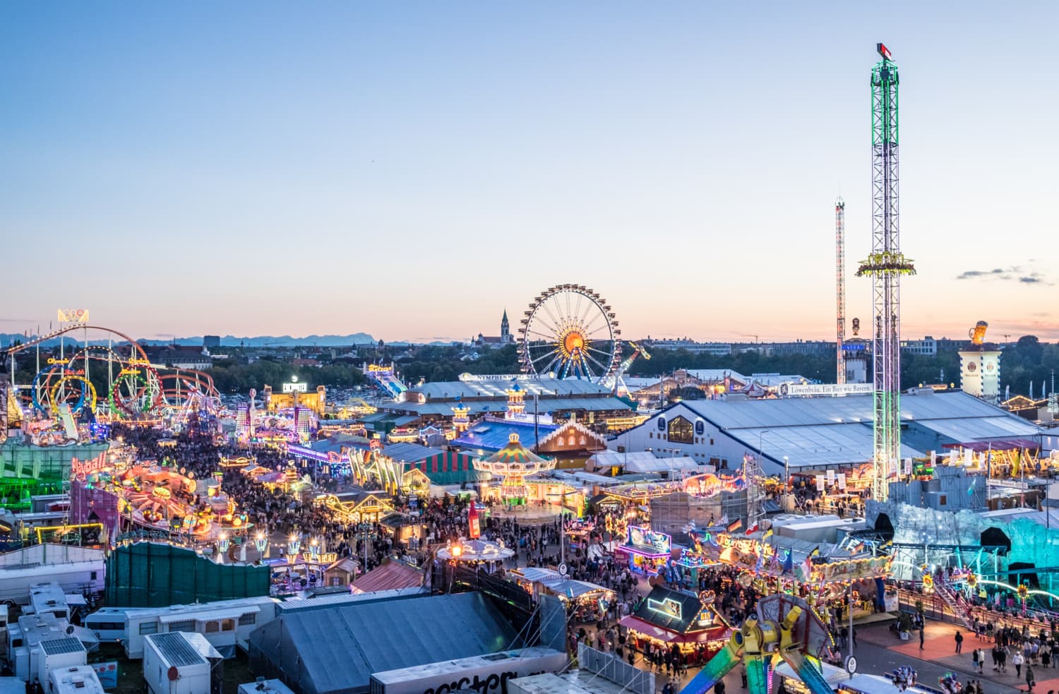 Oktoberfest von oben mit vielen Lichtern und Riesenrad