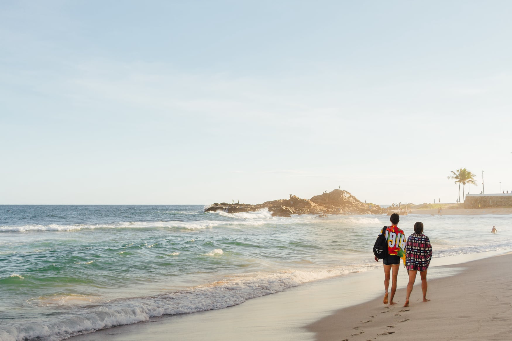 Menschen spazieren am Strand von Salvador in Brasilien