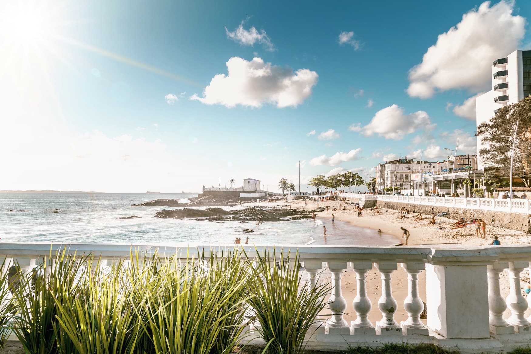 Stadtstrand in Salvador da Bahia bei Sonnenschein 