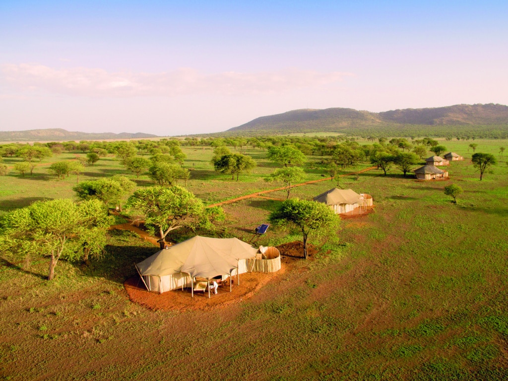 Insgesamt 13 Luxuszelte schmiegen sich an die Hügelkette in der Serengeti.