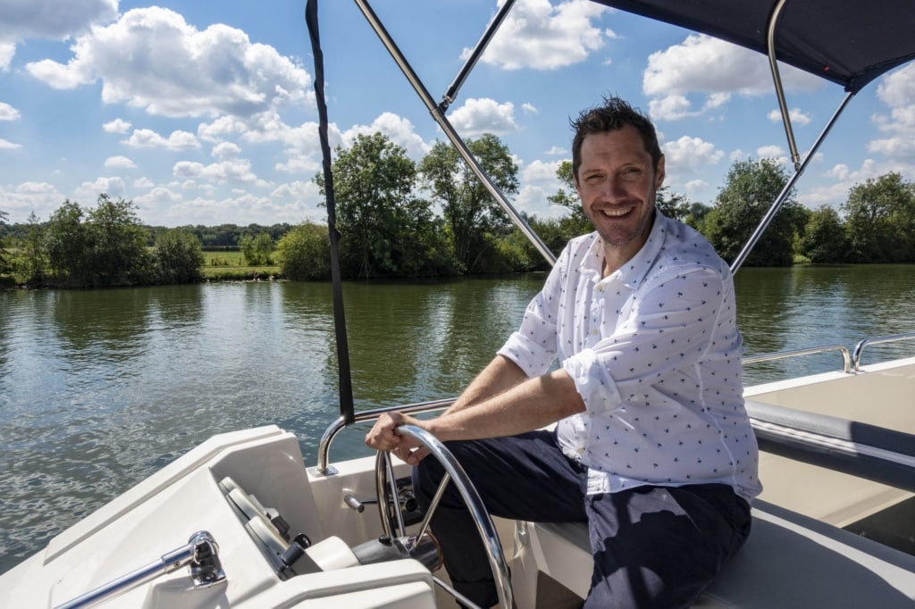 Mirko Reeh am Steuer eines Hausboots auf der Saone