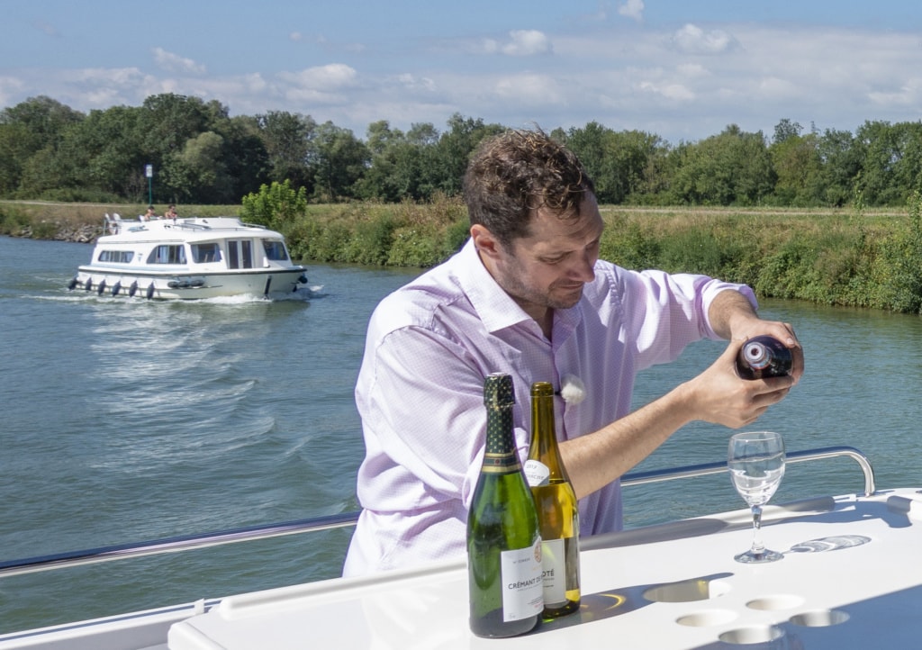 Weinverkostung auf dem Hausboot