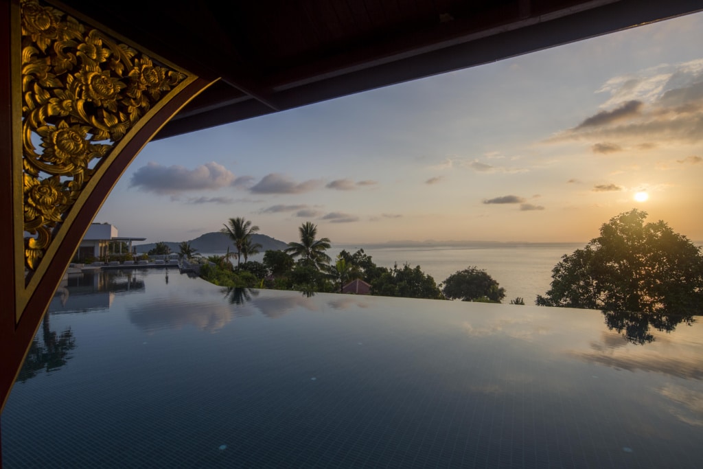 Infinity Pool im Sonnenuntergang