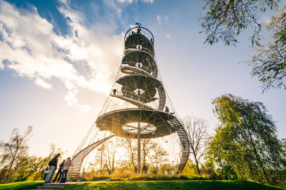 Aussichtsturm in Park