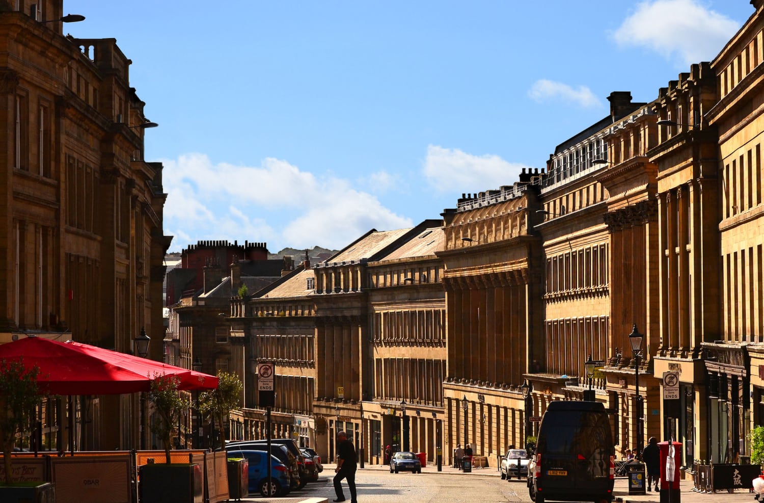 Alte Gebäude in bräunlichen Farben